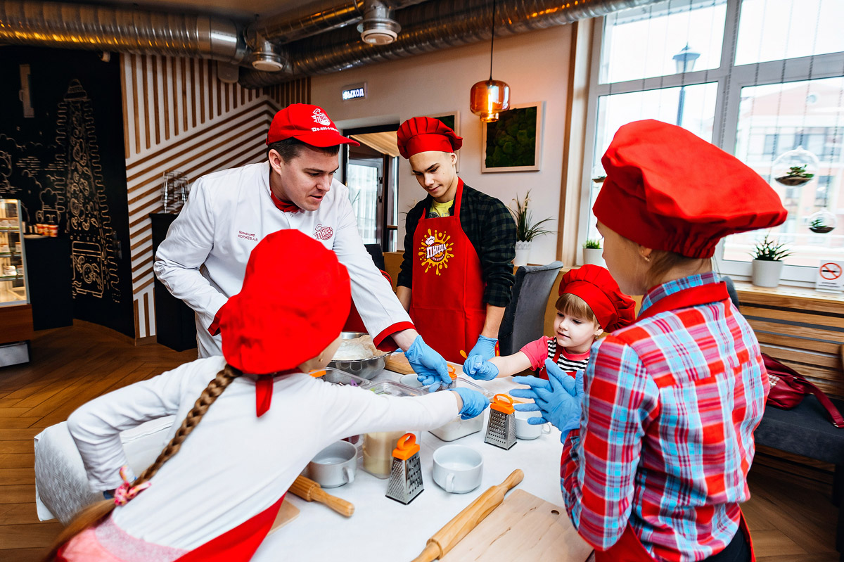 ПиццаФабрика учит детей готовить